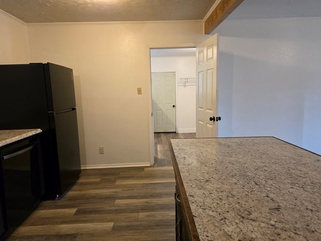 221 Miller St - Photo 6 of 17