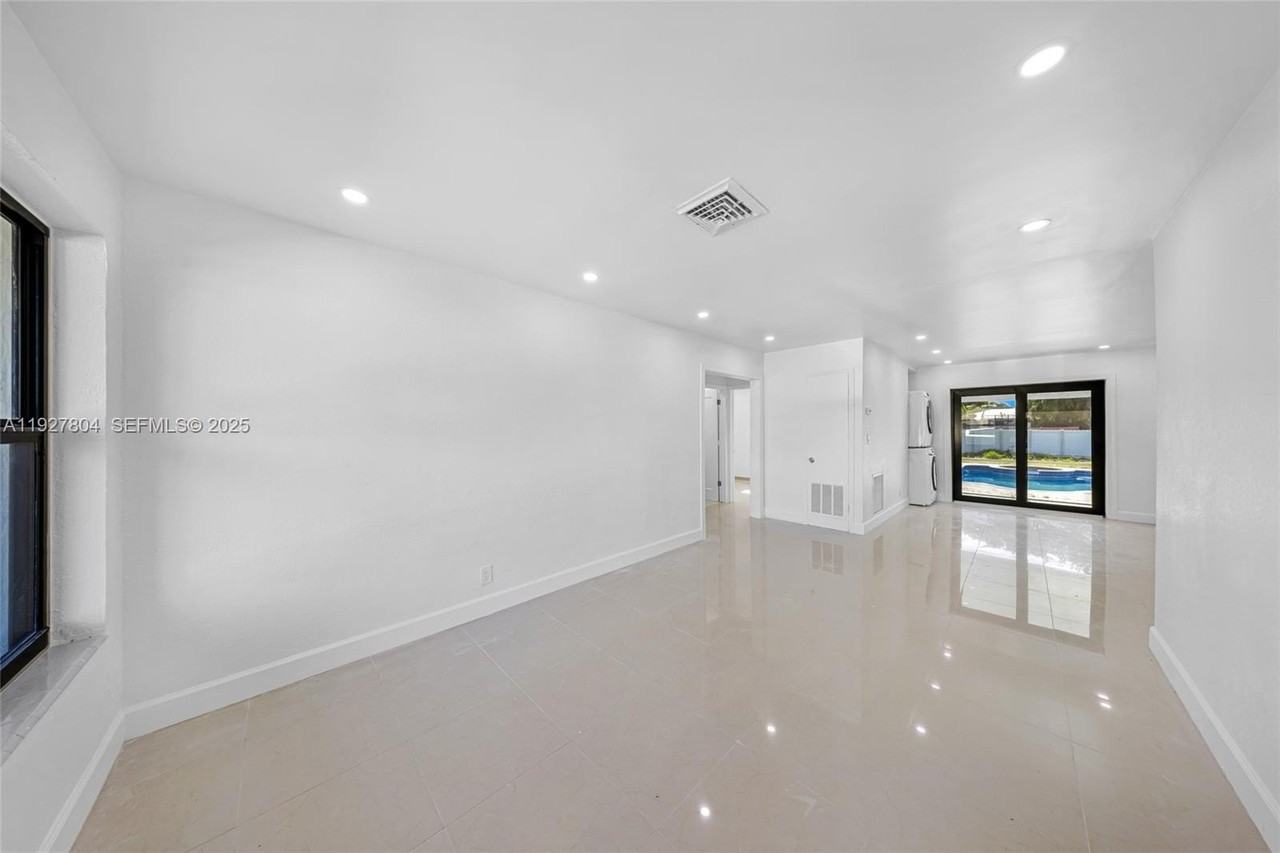 2318 Scott St - Photo 6 of 35