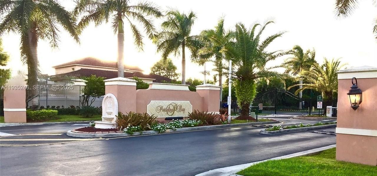 2304 Ne 37th Ter - Photo 2 of 9