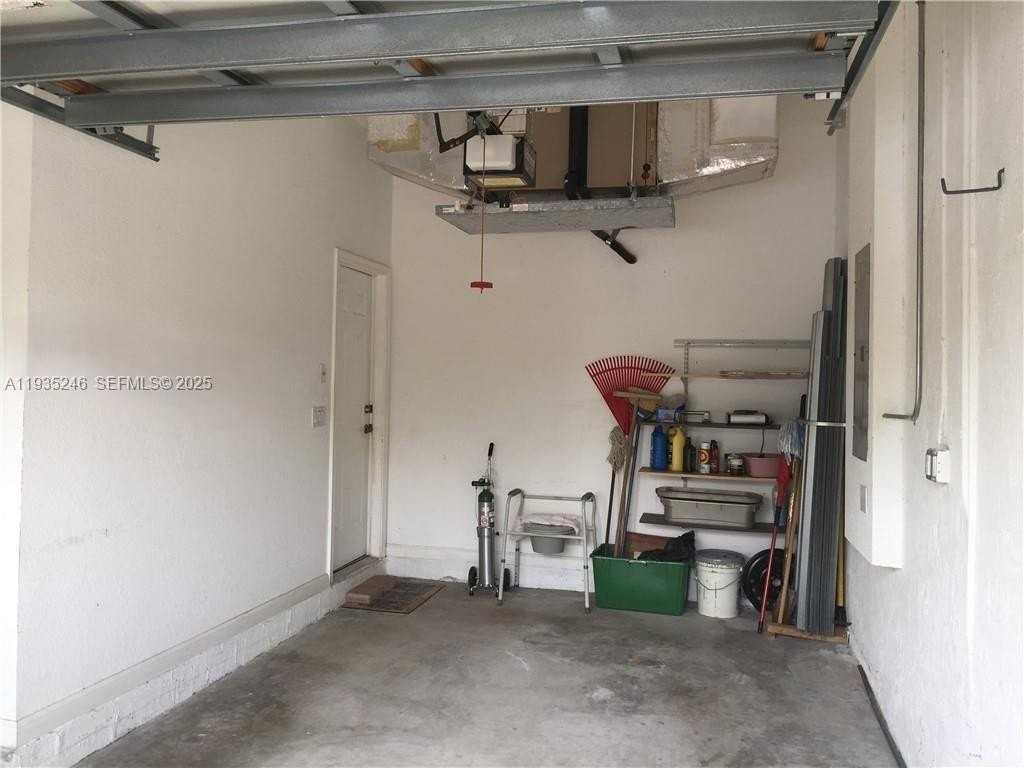 2304 Ne 37th Ter - Photo 7 of 9