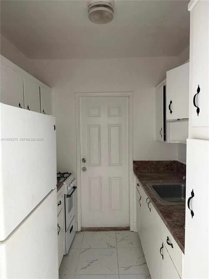 7730 Dickens Ave #7 - Photo 5 of 10