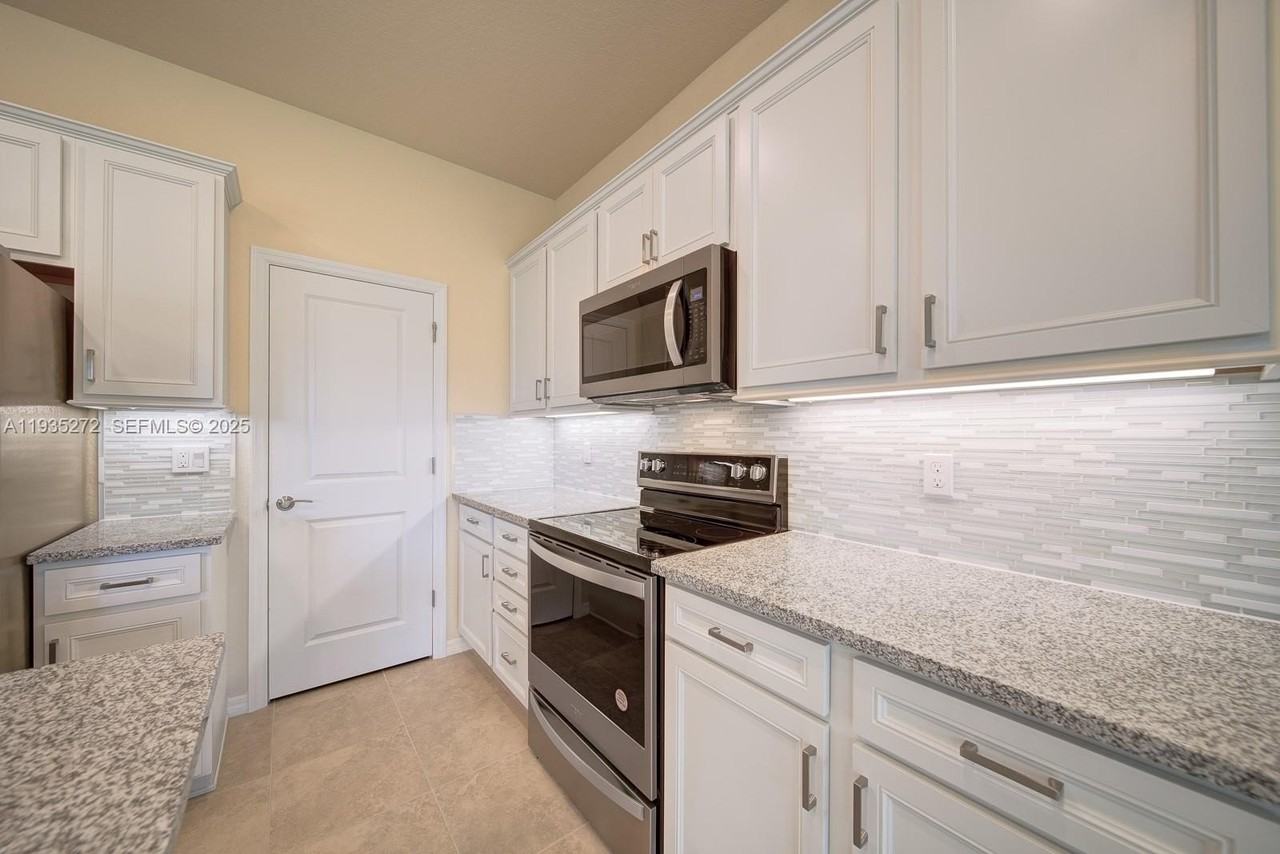 1023 Eucalyptus Dr - Photo 4 of 41