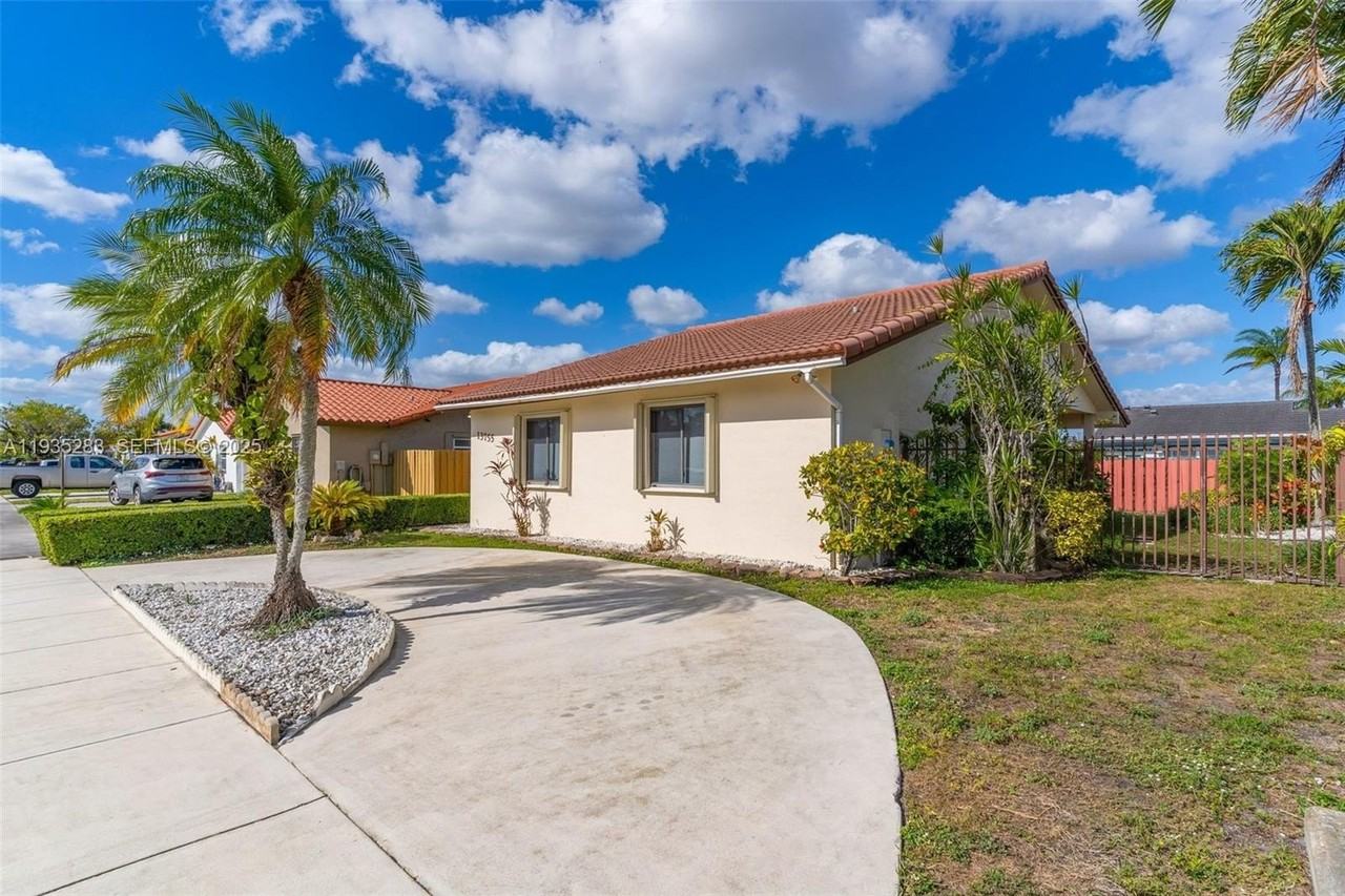 13755 Sw 23rd Ter - Photo 3 of 38