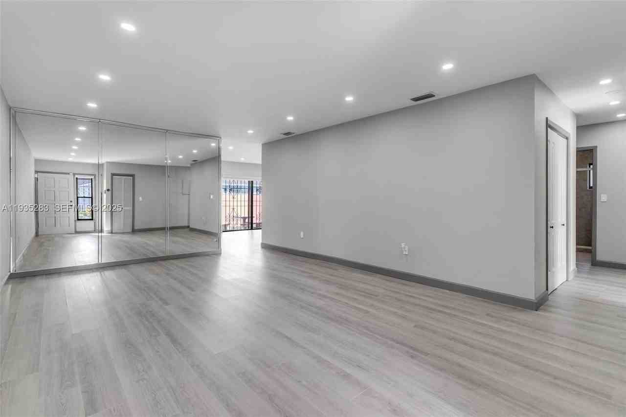 13755 Sw 23rd Ter - Photo 4 of 38