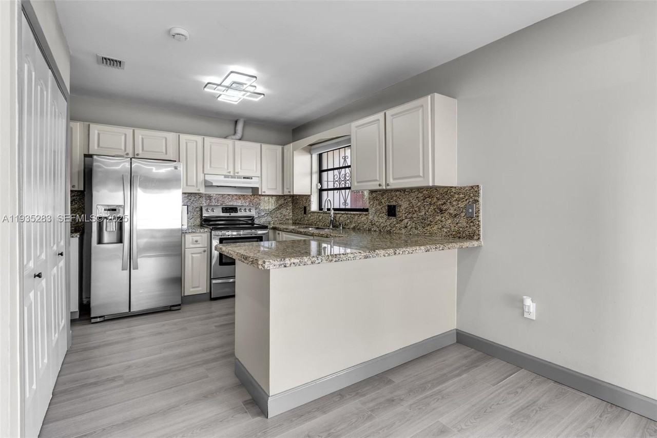 13755 Sw 23rd Ter - Photo 7 of 38