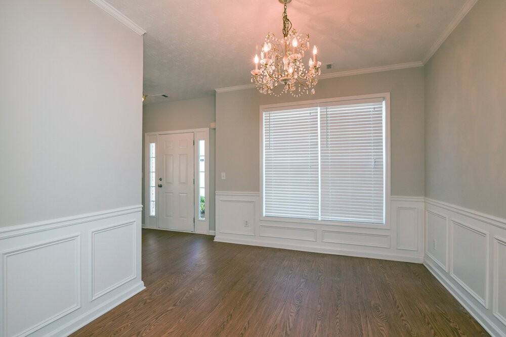 425 Clairidge Ln - Photo 4 of 15