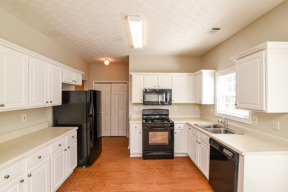 425 Clairidge Ln - Photo 7 of 15