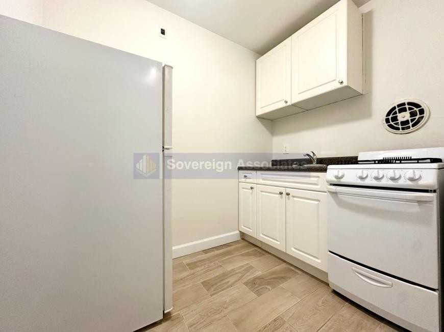 2940 E 196th St - Photo 4 of 4