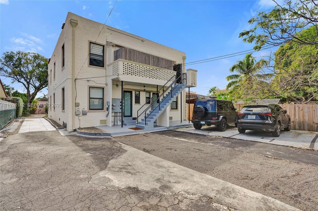 1721 Sw 13th St - Photo 2 of 8