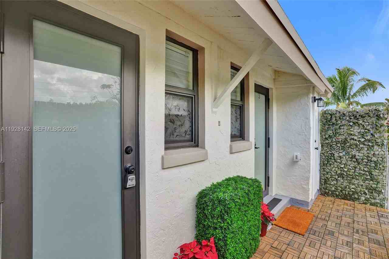 1721 Sw 13th St - Photo 3 of 8