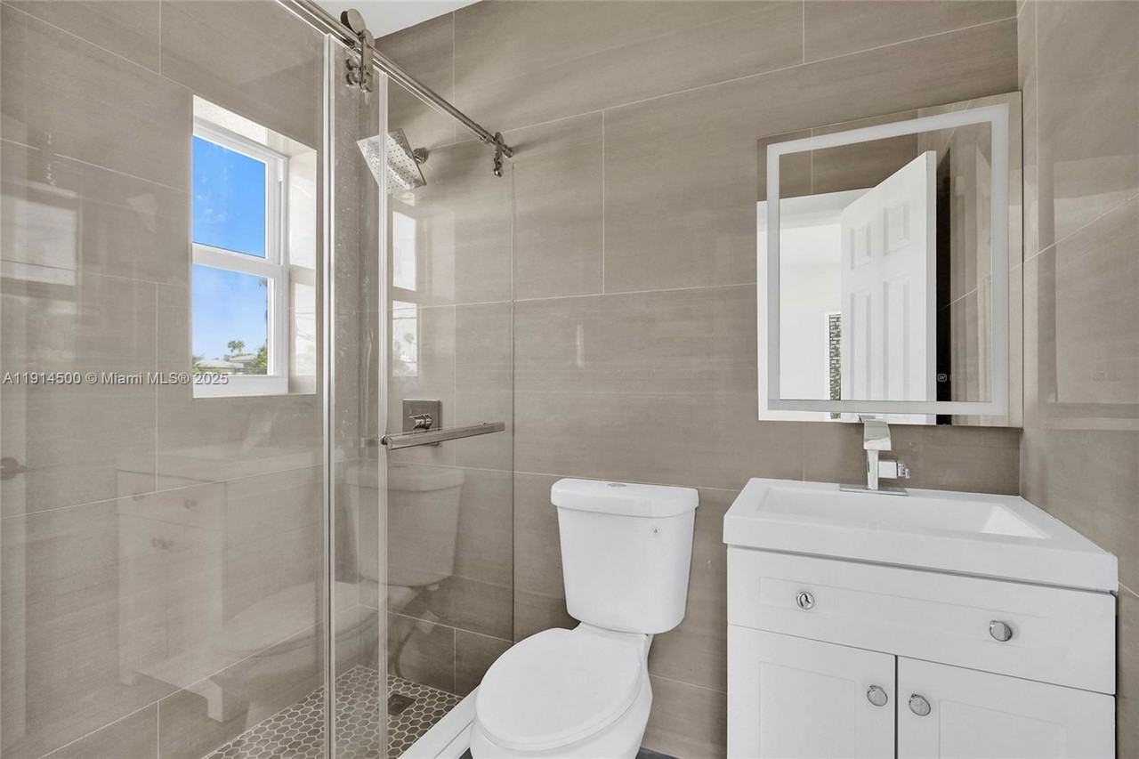 7115 Rue Granville - Photo 3 of 8