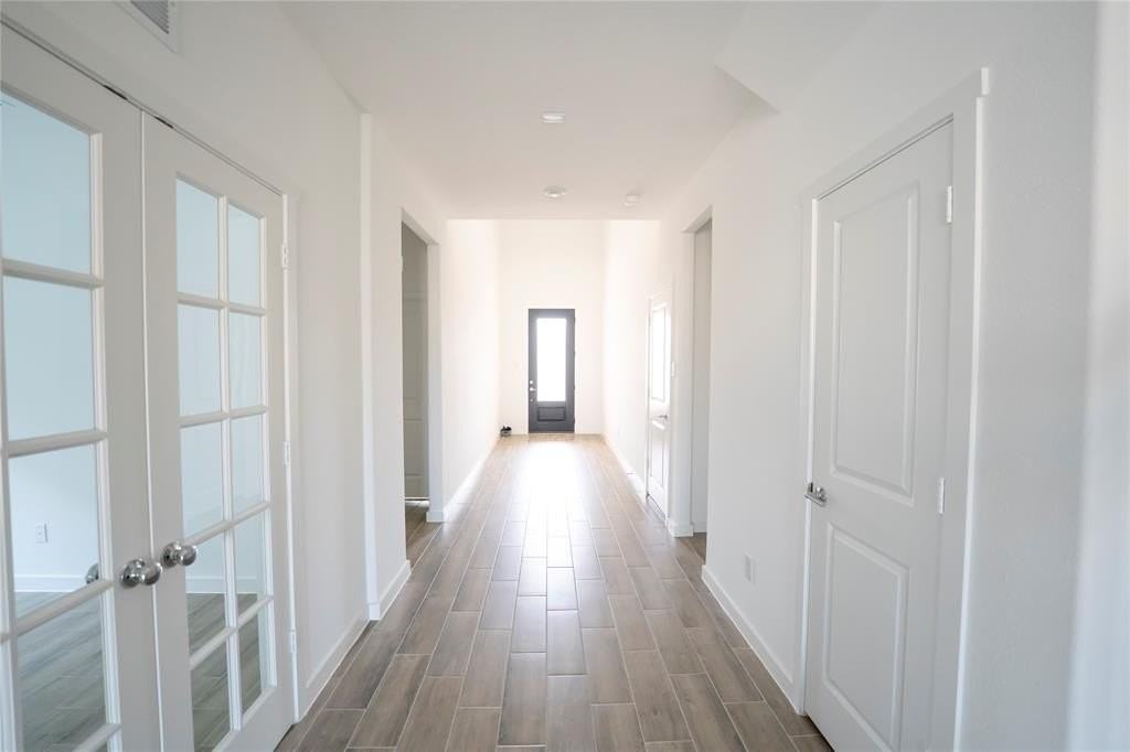 2621 Bridgeport St - Photo 5 of 35