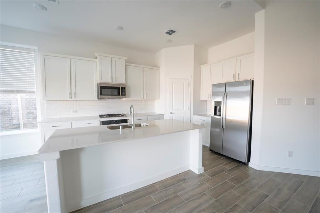 2621 Bridgeport St - Photo 6 of 35