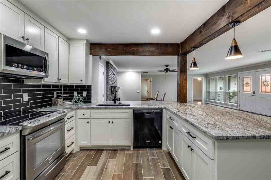 7407 Wellcrest Dr - Photo 3 of 21