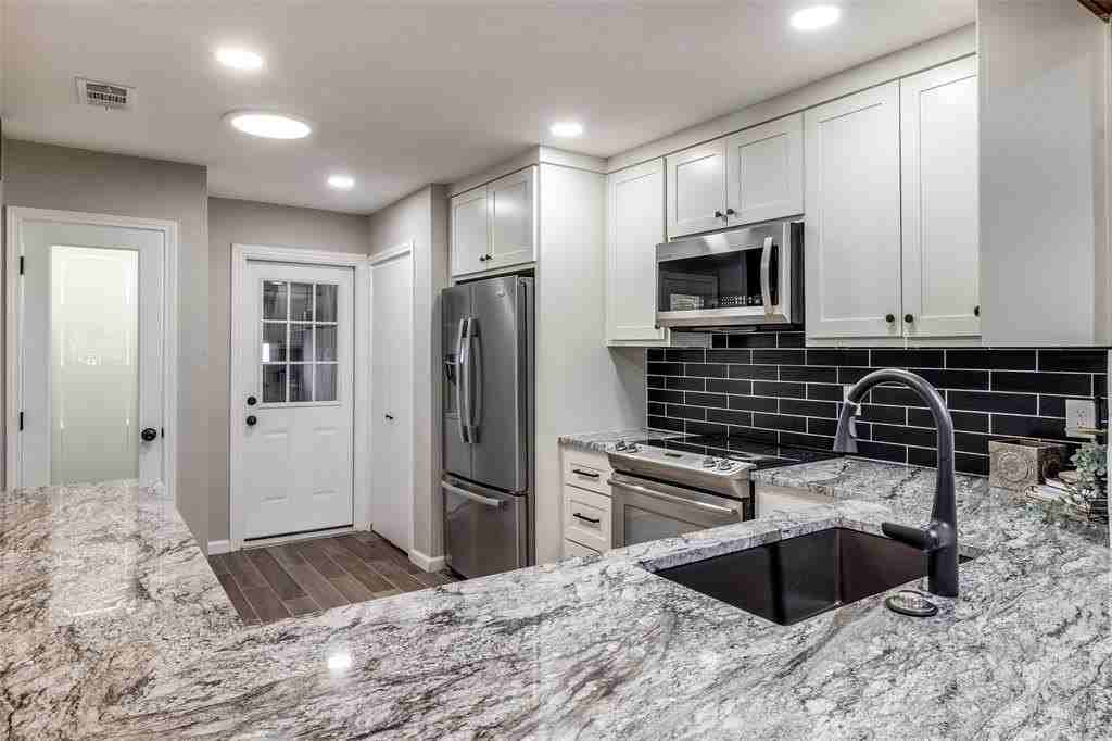 7407 Wellcrest Dr - Photo 5 of 21