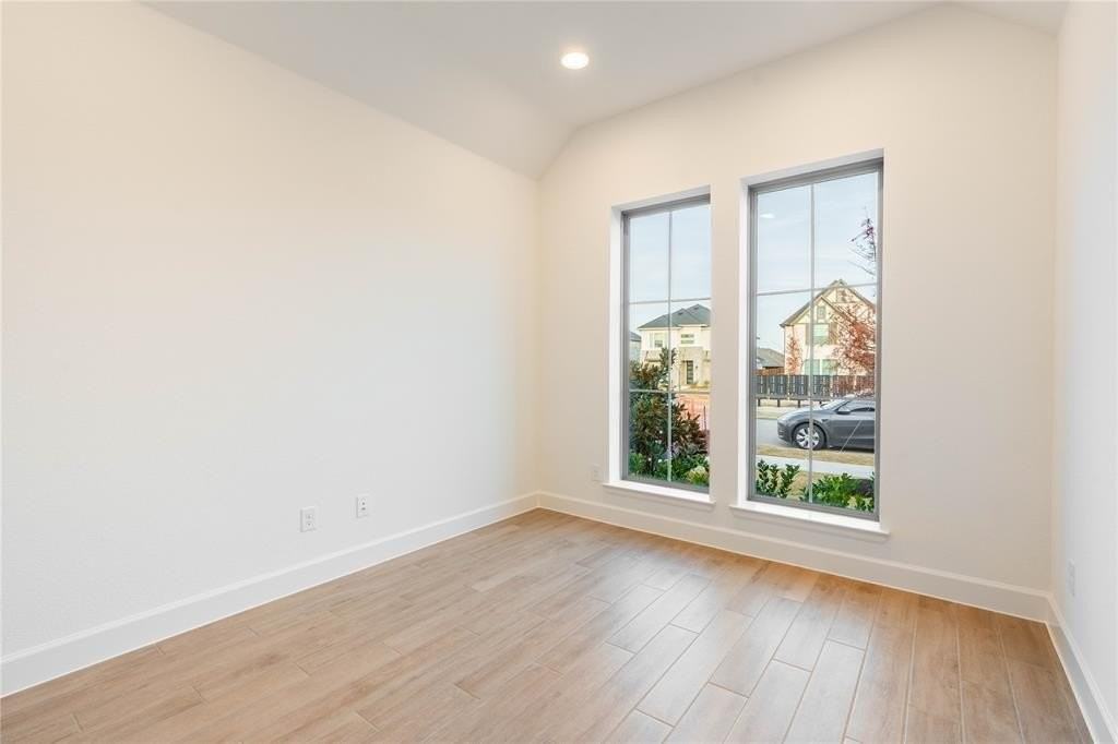 2335 Butler Ave - Photo 4 of 28