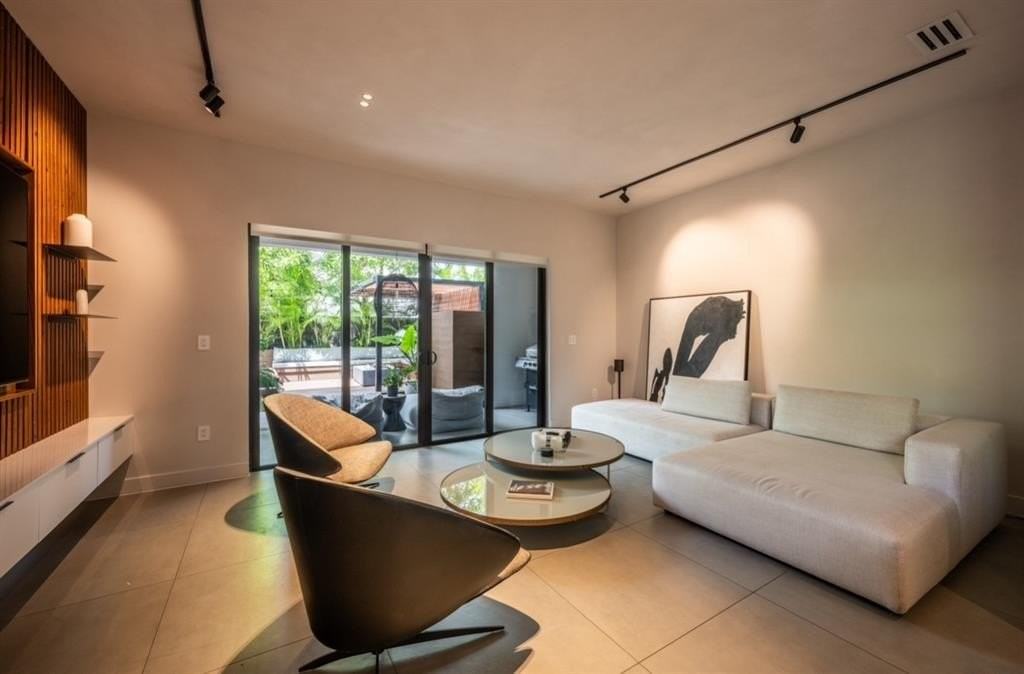 1635 Sw 19th Ter - Photo 6 of 20