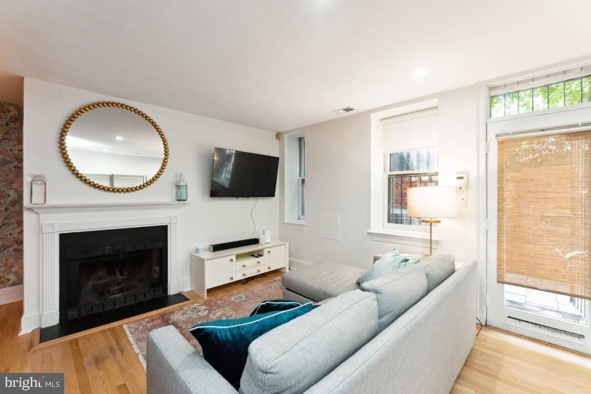 902 D St Se Unit 1 #1 - Photo 5 of 25