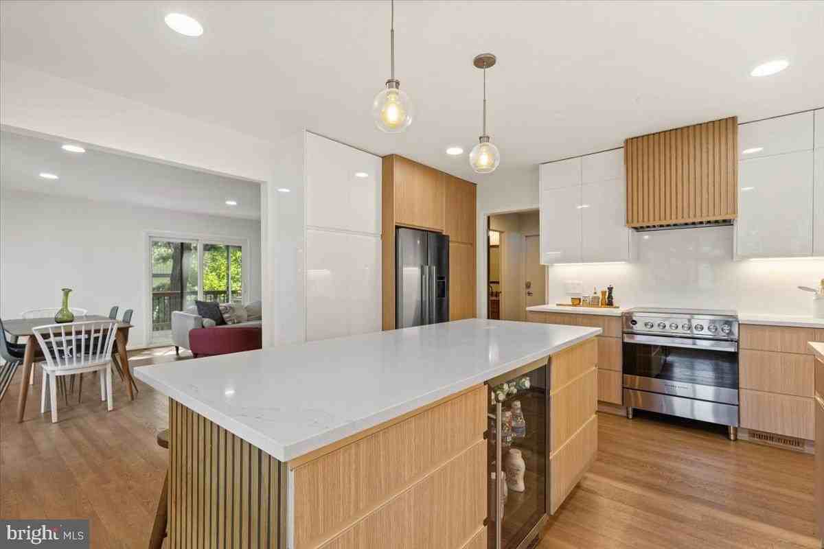 9411 Fernwood Rd - Photo 4 of 28