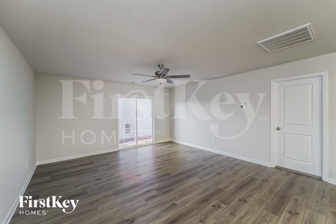 388 Hollingswood Dr - Photo 4 of 16