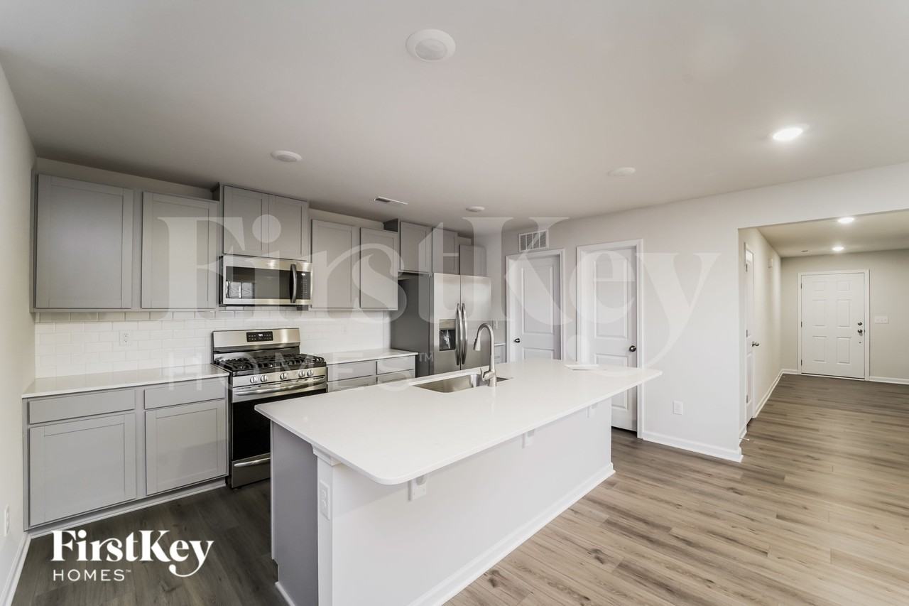 388 Hollingswood Dr - Photo 5 of 16