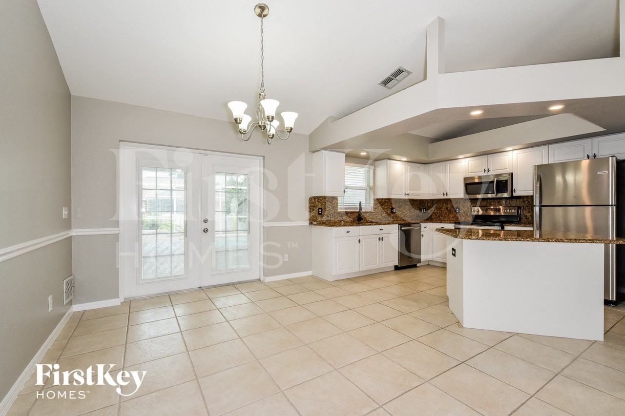 1125 Ne 33rd Ln - Photo 4 of 15