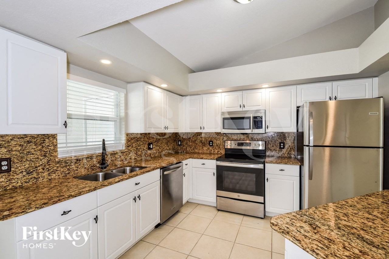 1125 Ne 33rd Ln - Photo 5 of 15