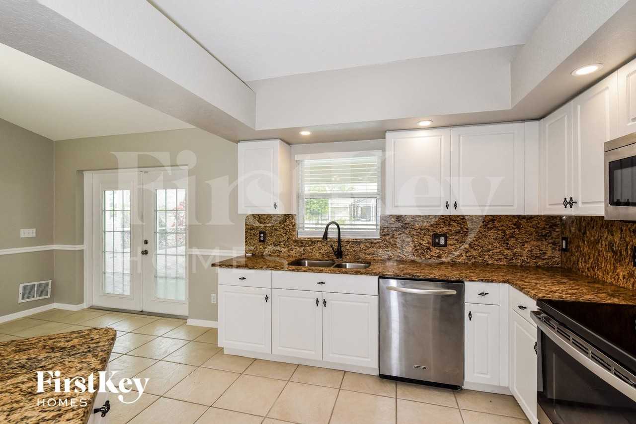 1125 Ne 33rd Ln - Photo 6 of 15