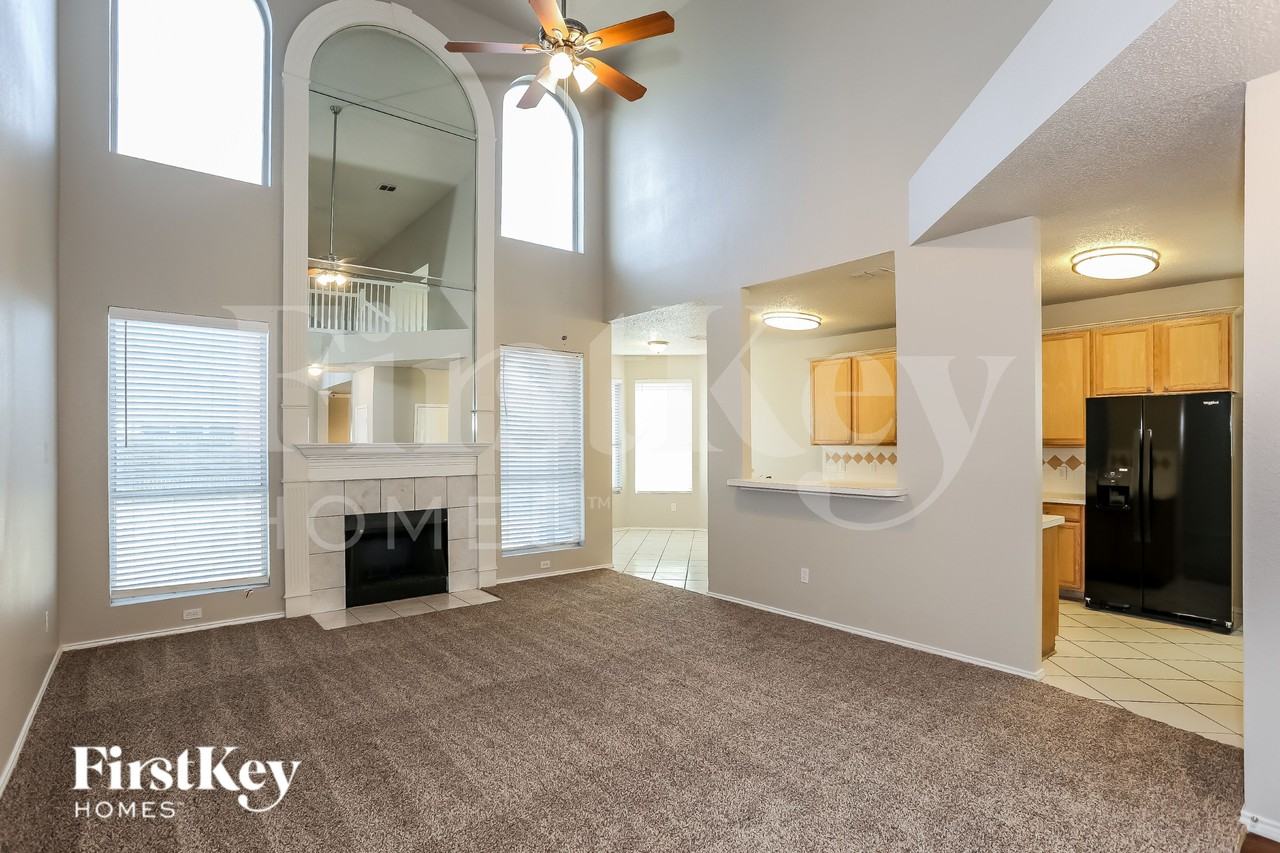 7601 Southbridge Ln - Photo 2 of 15