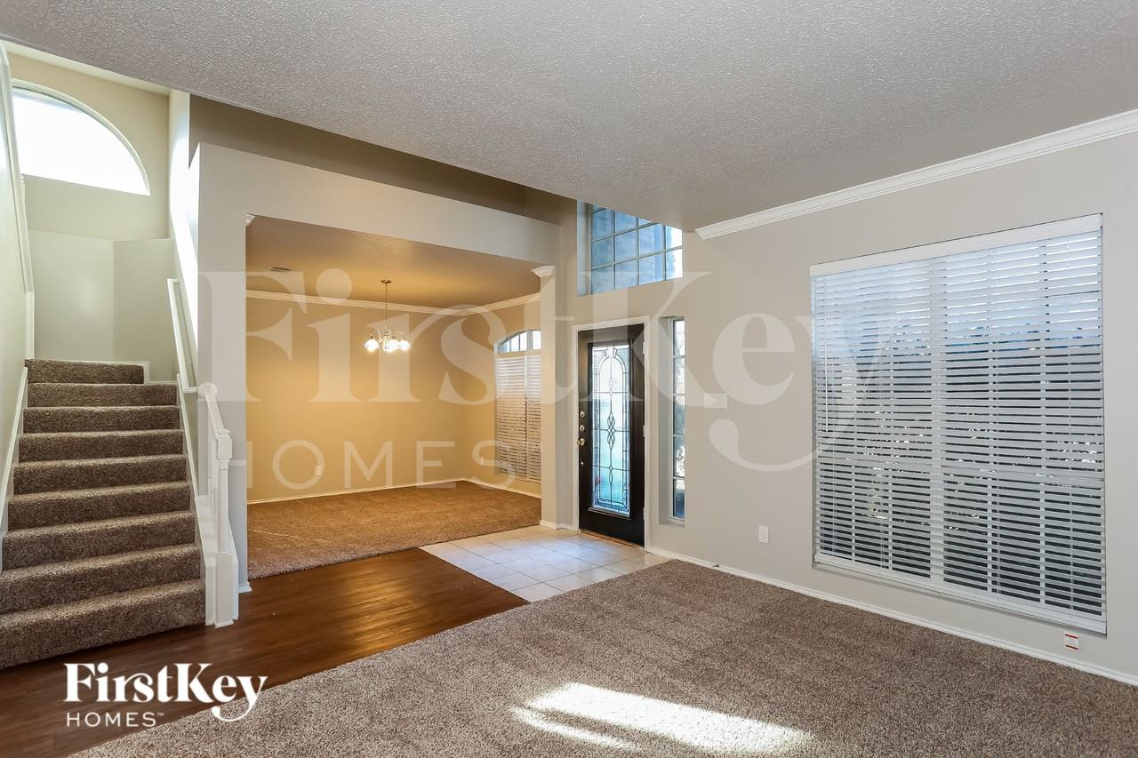 7601 Southbridge Ln - Photo 4 of 15