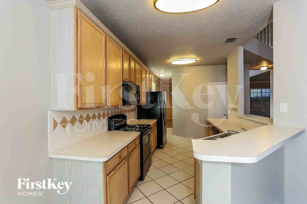 7601 Southbridge Ln - Photo 5 of 15