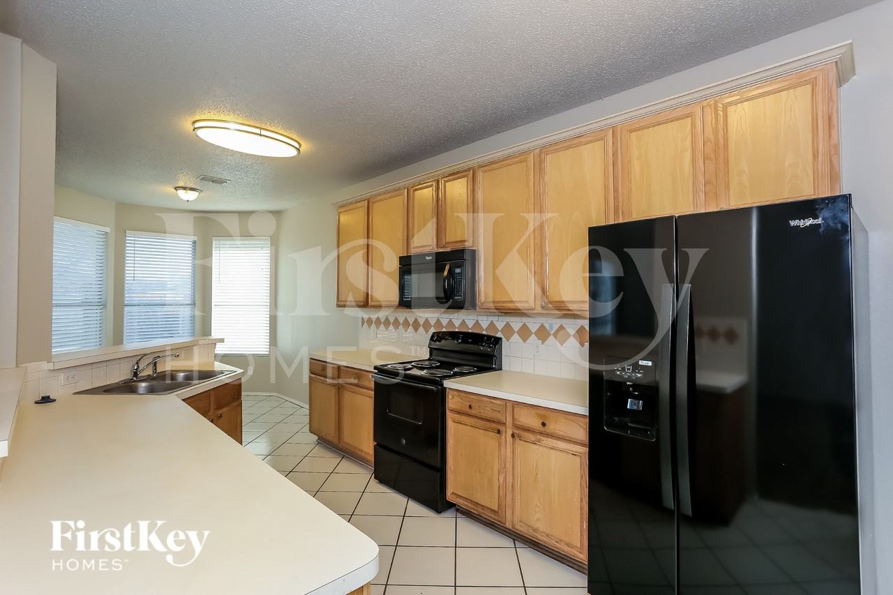 7601 Southbridge Ln - Photo 6 of 15