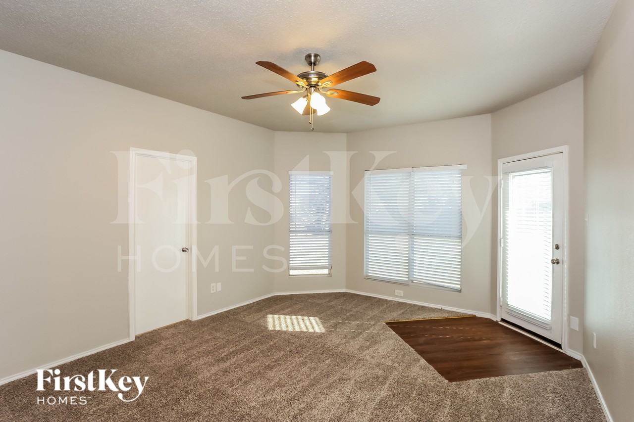 7601 Southbridge Ln - Photo 7 of 15