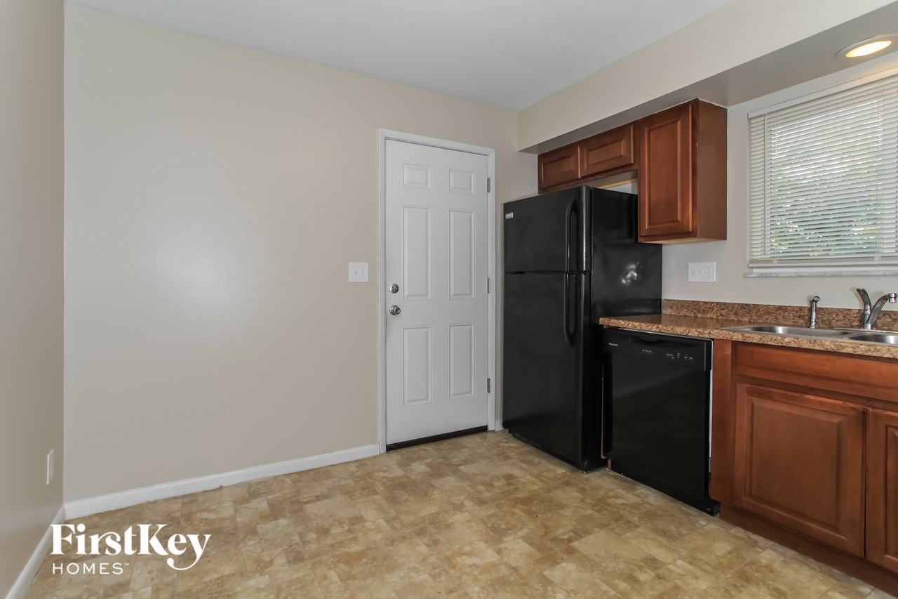 552 Waycross Rd - Photo 5 of 15