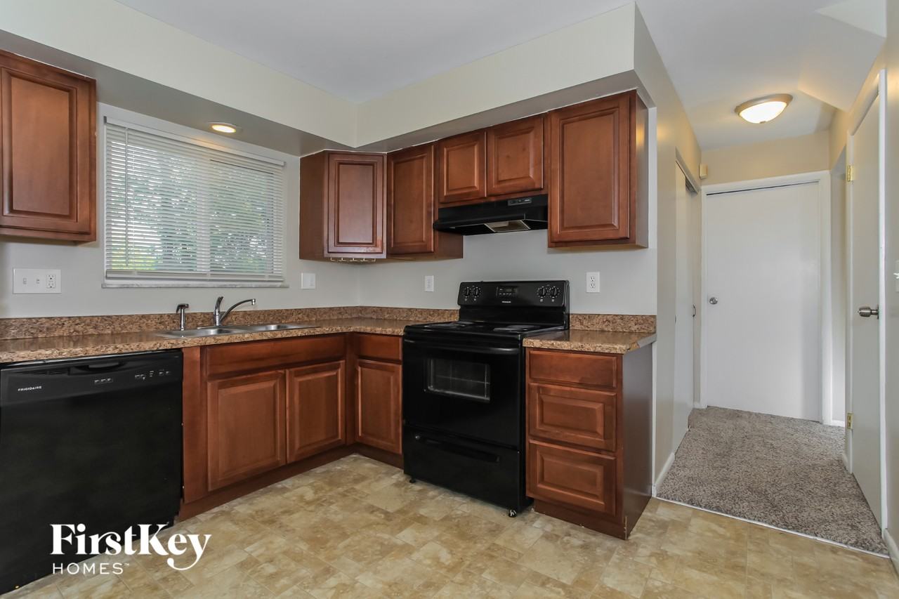 552 Waycross Rd - Photo 6 of 15