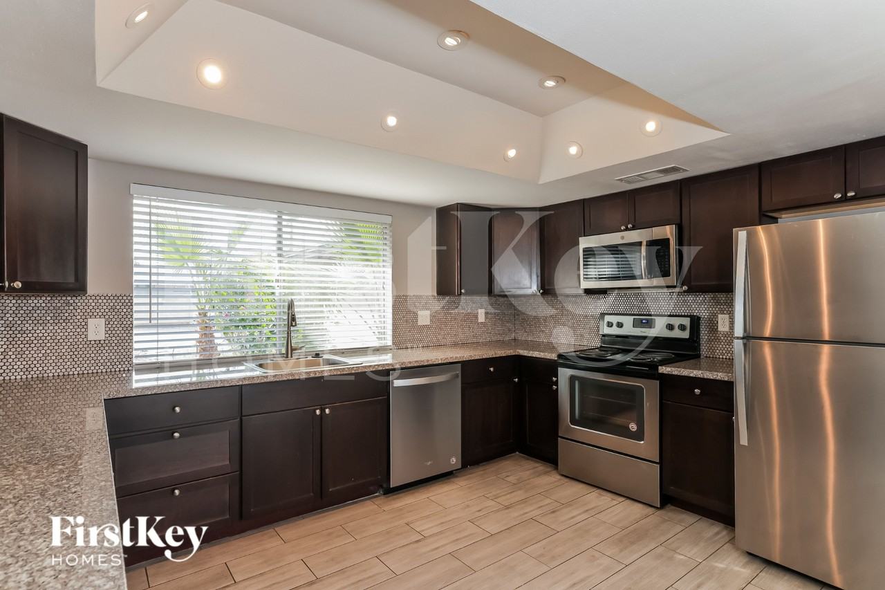 4426 W Crocus Dr - Photo 4 of 16