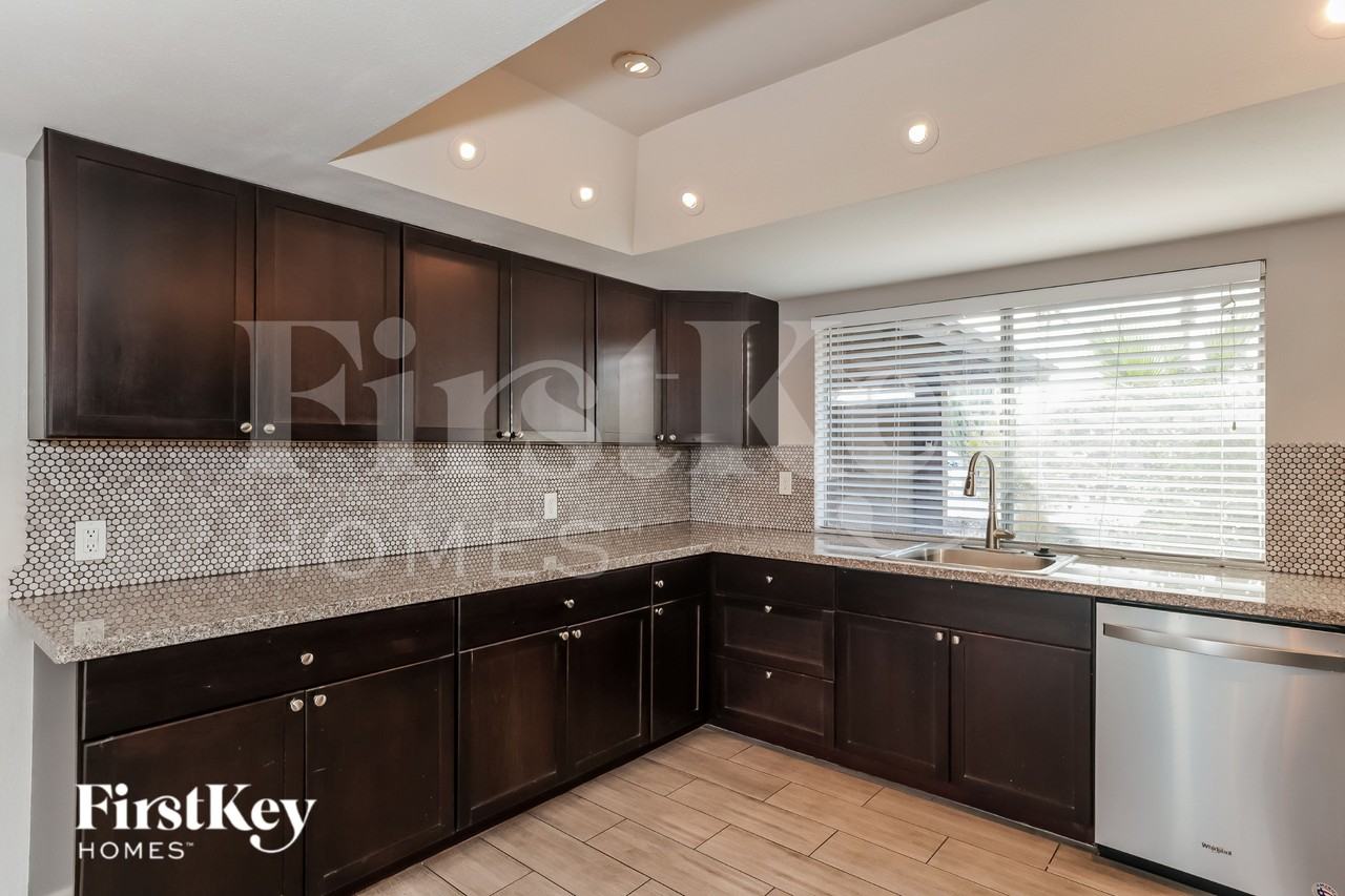 4426 W Crocus Dr - Photo 5 of 16