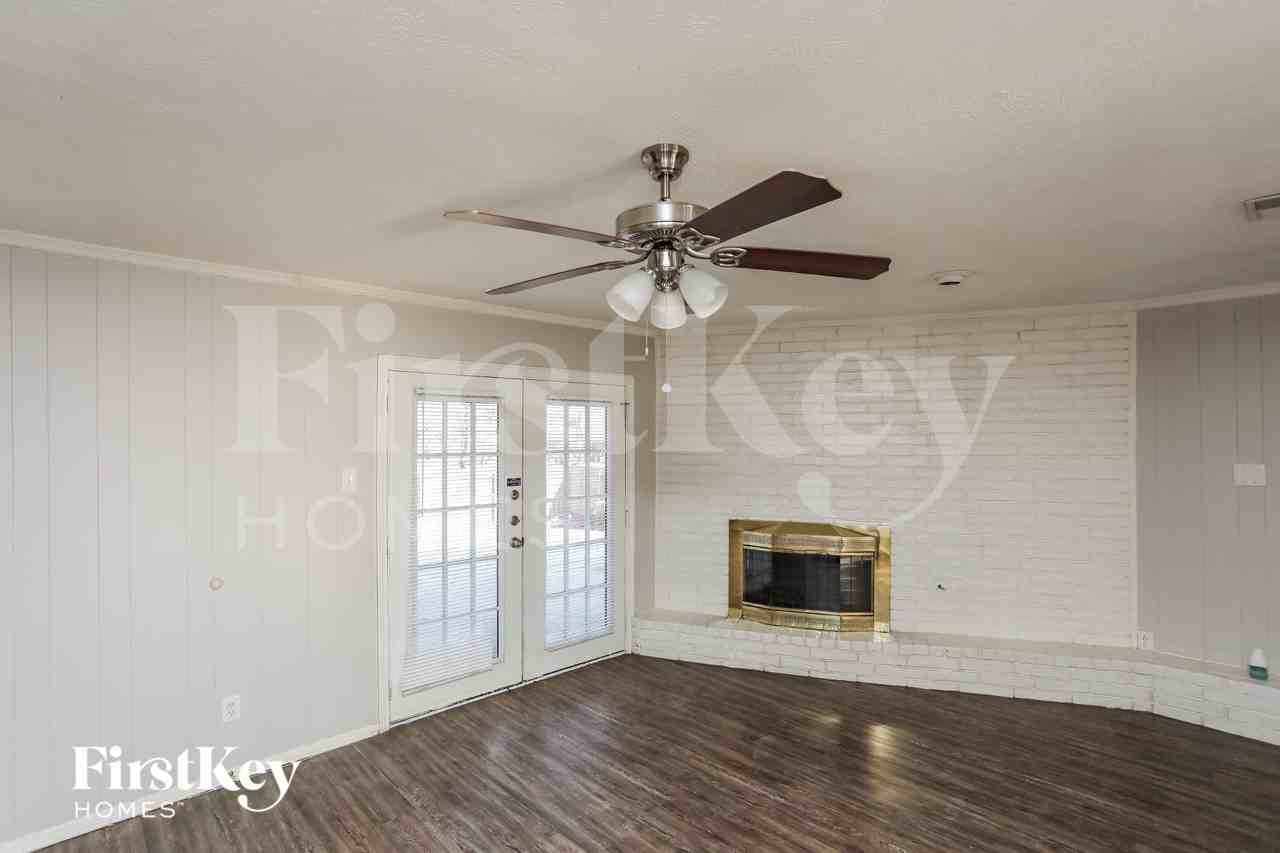 417 Lakeside Dr - Photo 2 of 15