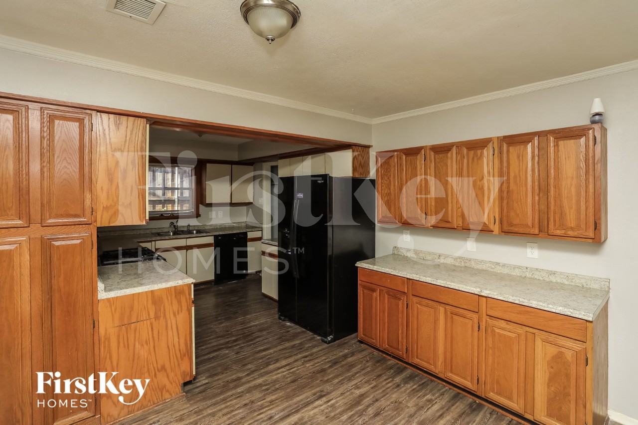 417 Lakeside Dr - Photo 4 of 15