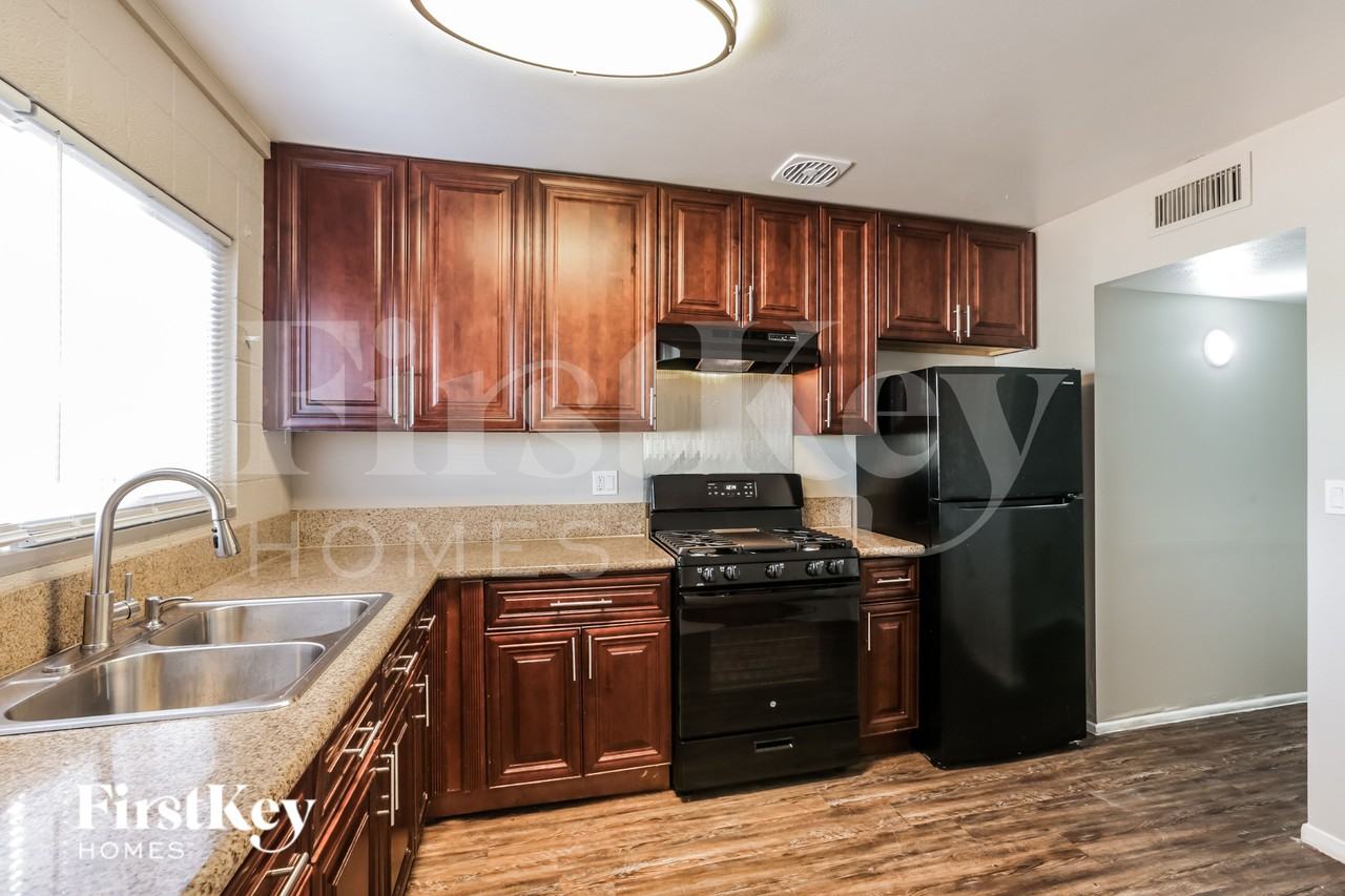 2800 E Webb Ave - Photo 5 of 16