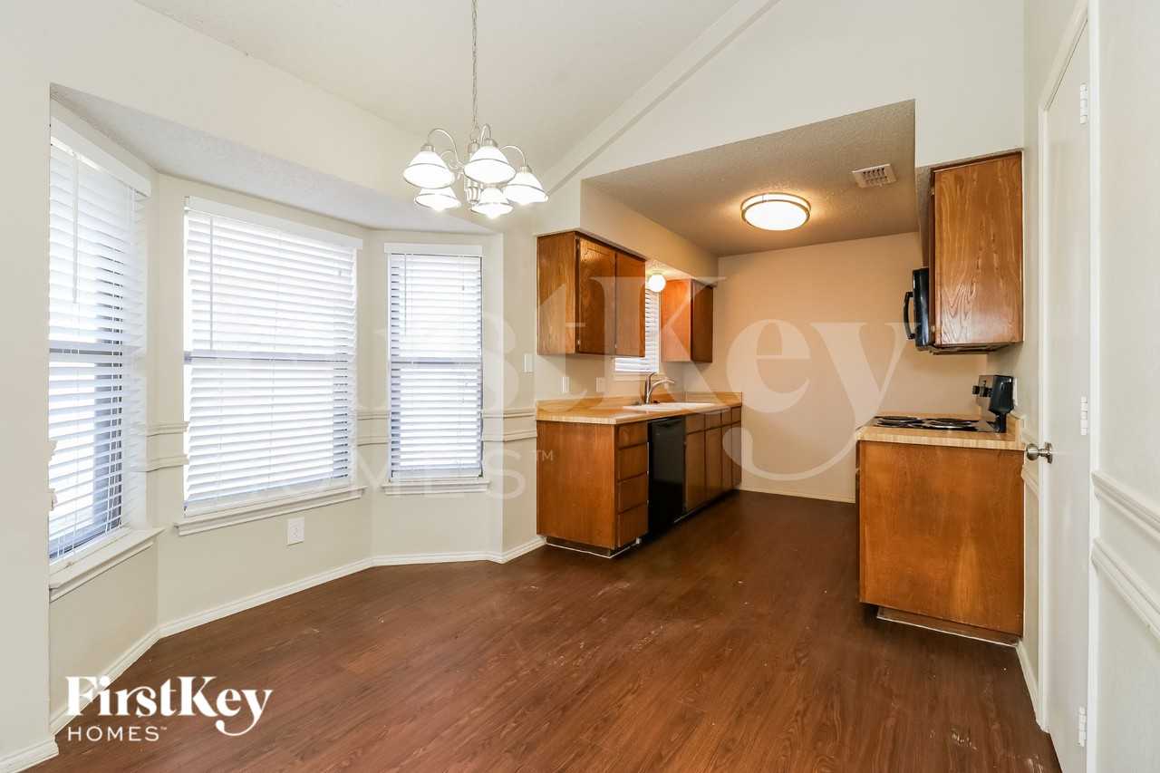 1120 Andrew St - Photo 4 of 15