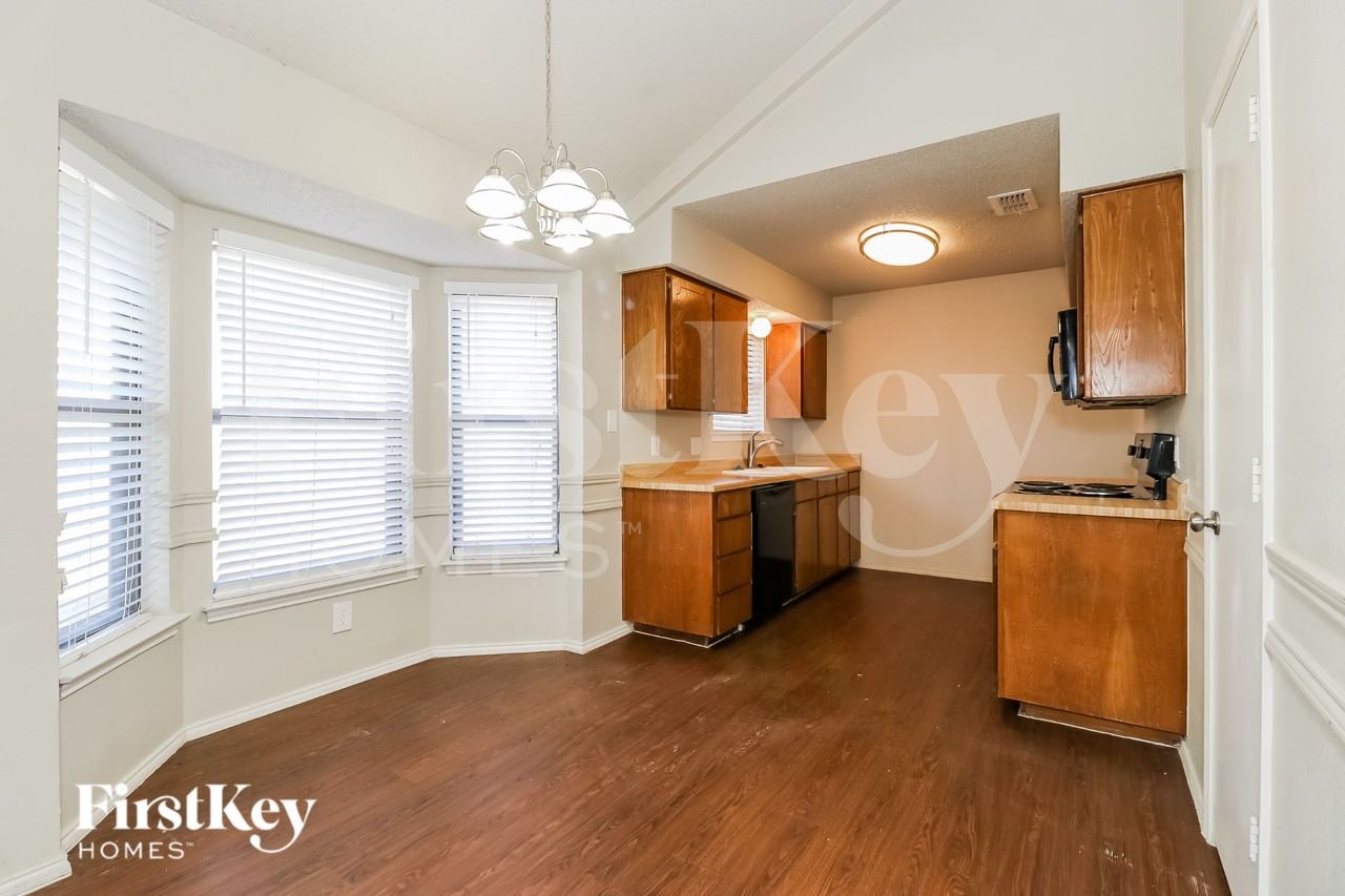 1120 Andrew St - Photo 5 of 15