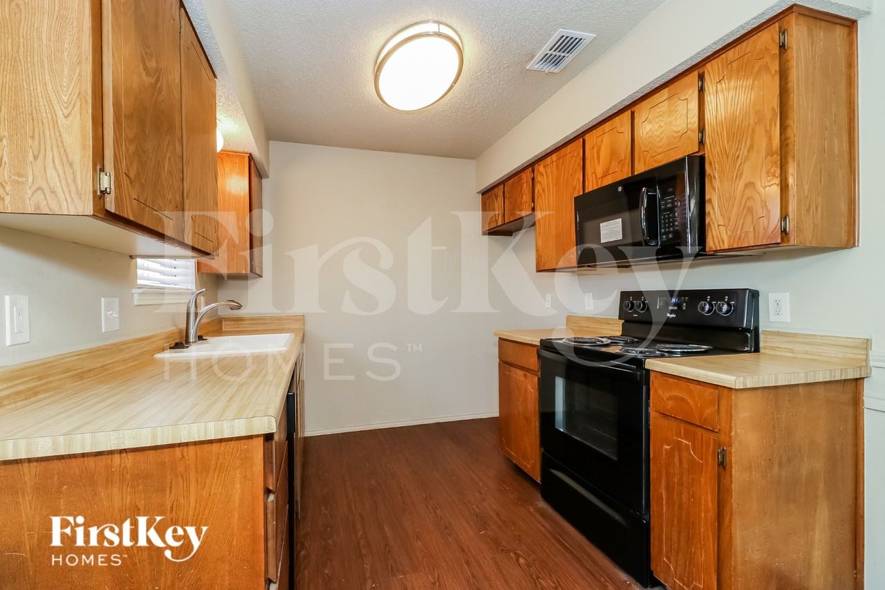 1120 Andrew St - Photo 6 of 15