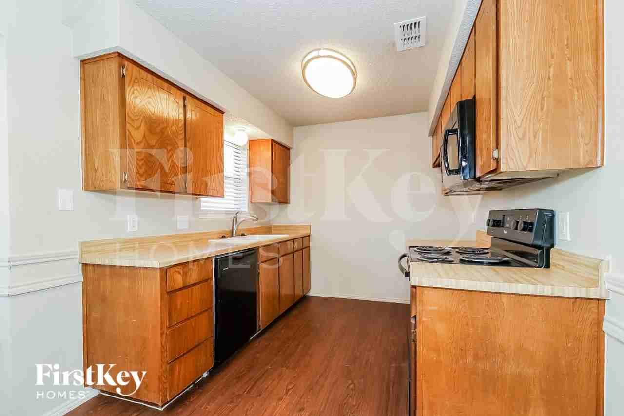 1120 Andrew St - Photo 7 of 15