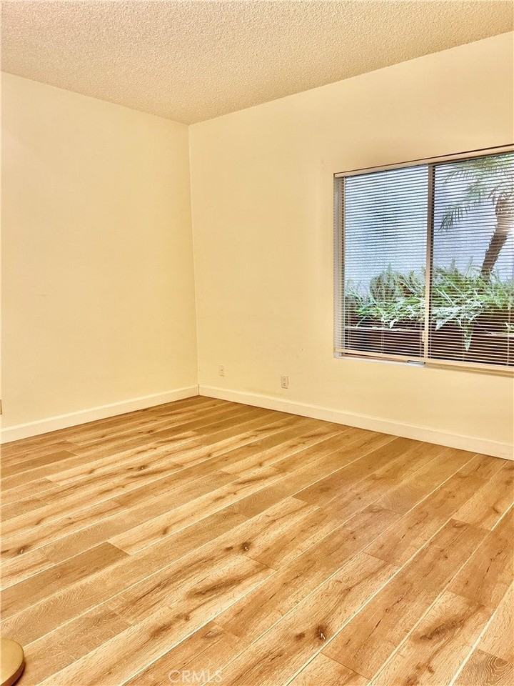 2905 Montrose Ave - Photo 4 of 9