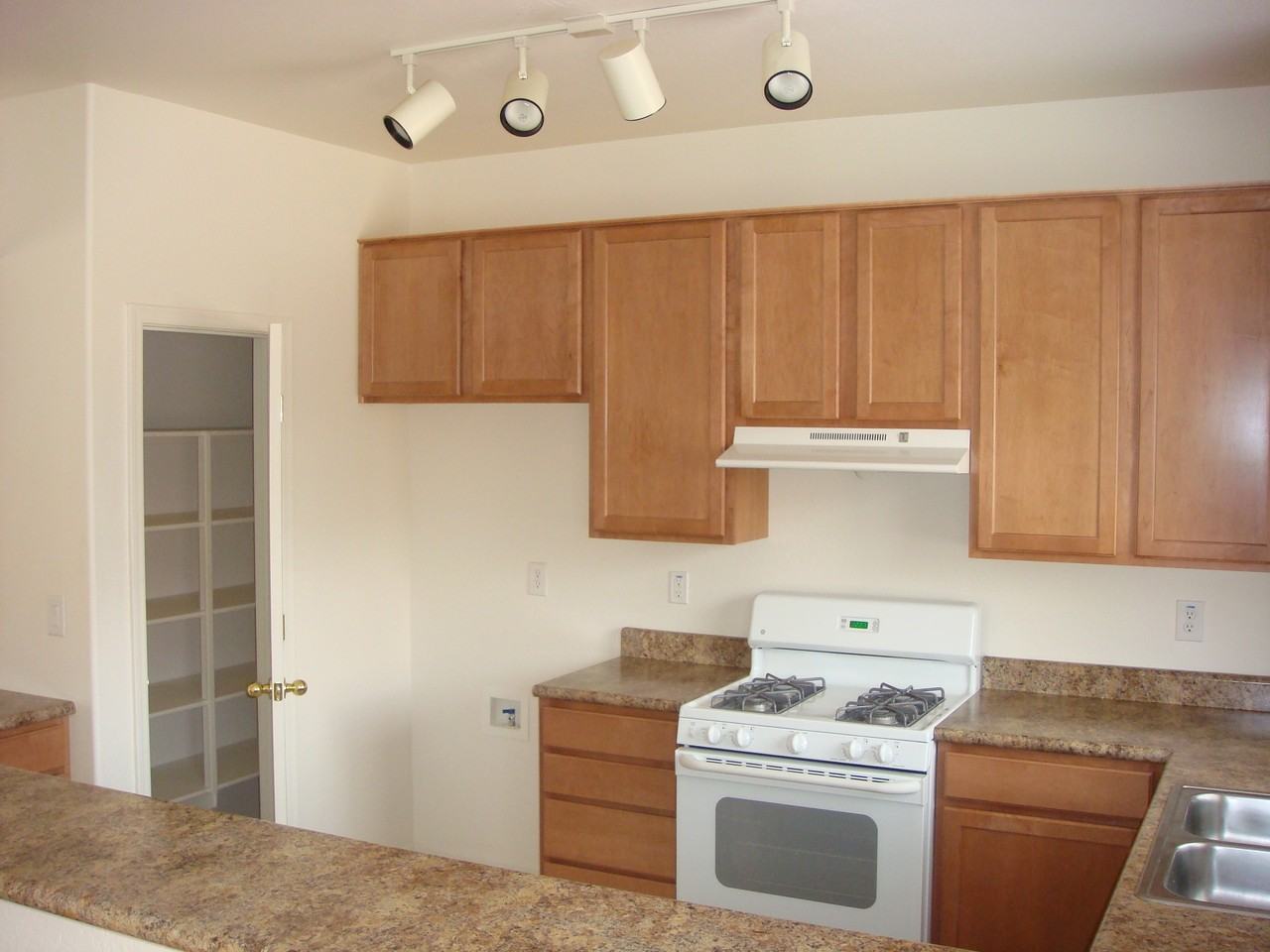 608 North Robles Street - Photo 5 of 17