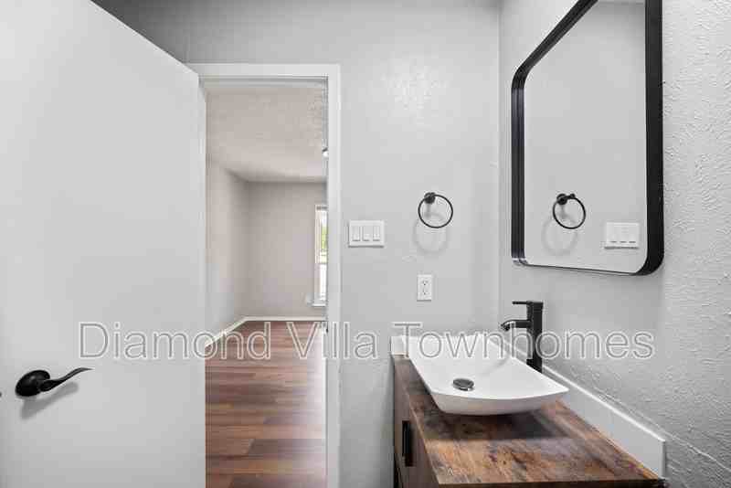 511 N Elm St #A - Photo 3 of 33