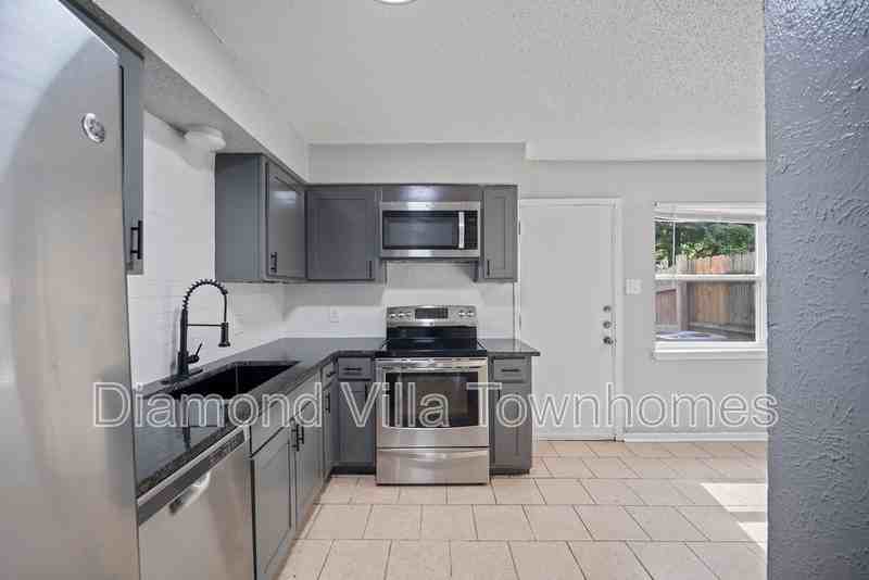 511 N Elm St #A - Photo 5 of 33