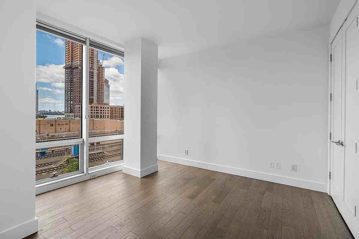 519 Borden Ave #3F - Photo 4 of 7