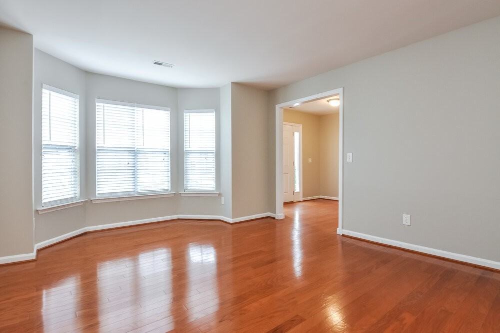 504 Pyracantha Dr - Photo 2 of 16